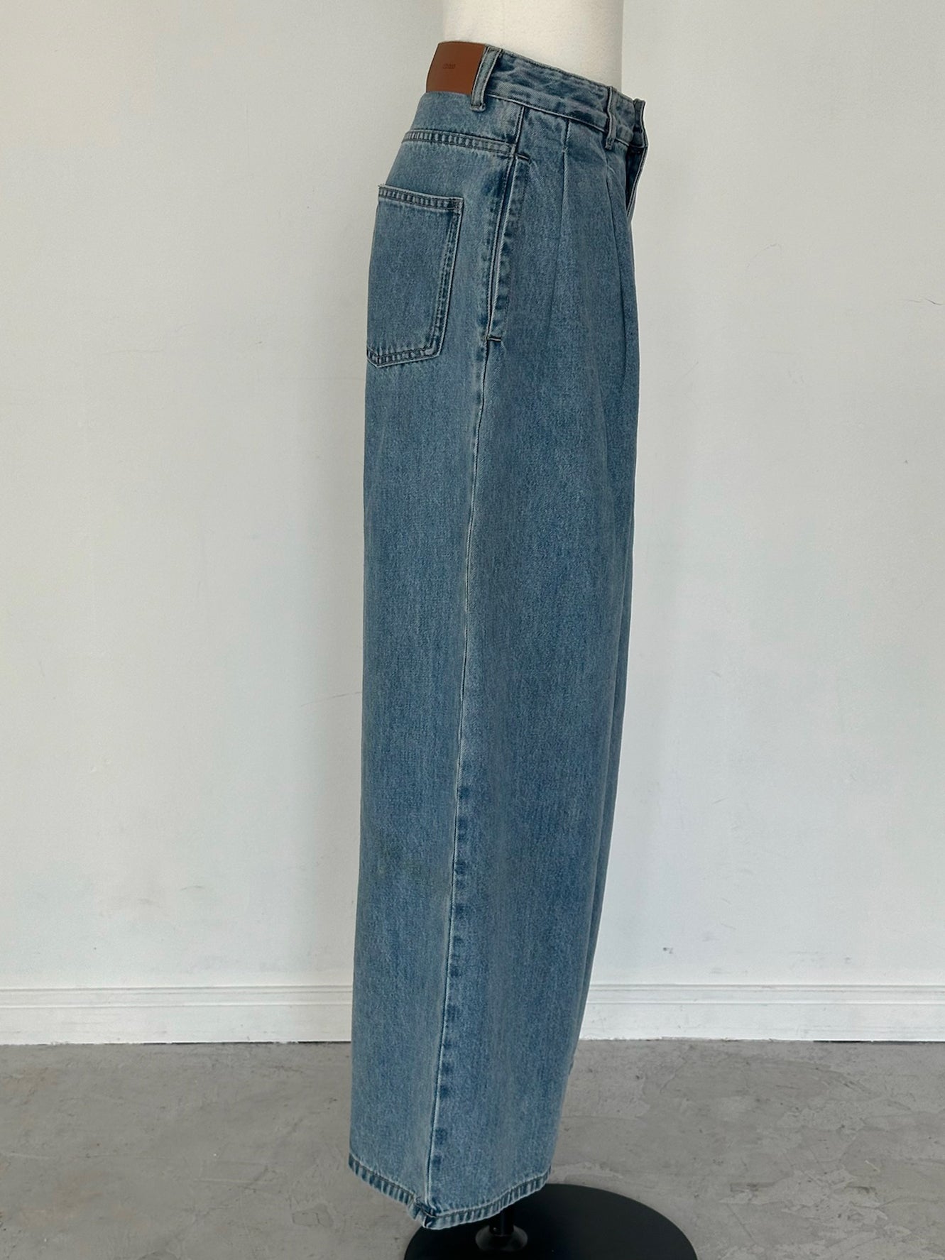 obsess double tuck wide jeans