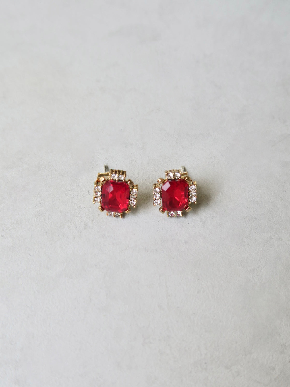 [ SAMPLE SALE ] scarlet stud earrings