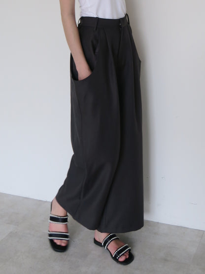 [ SAMPLE SALE ] big pocket tuck pants